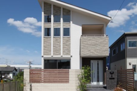 片流れで落ち着いた木目の家